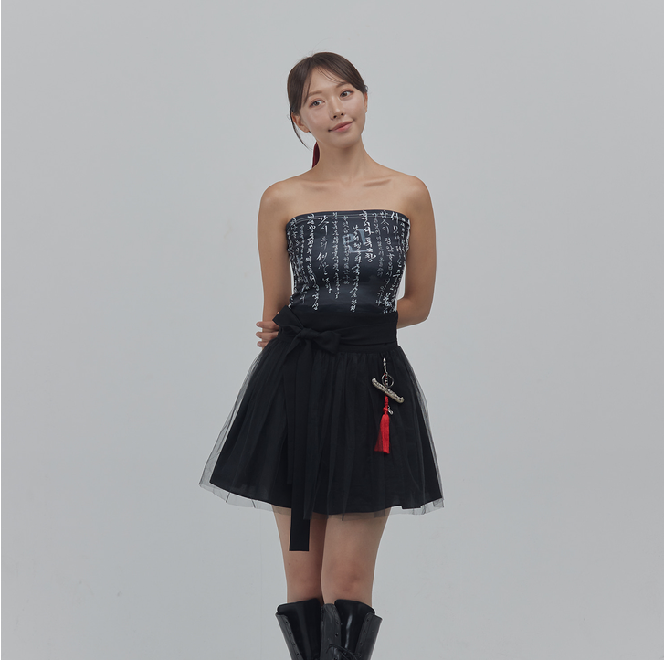Hangeul Printed Tube Top [half and half] - LEESLE